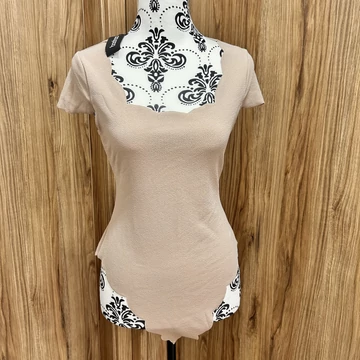 Boohoo bézs rövid ujjú body (XL)