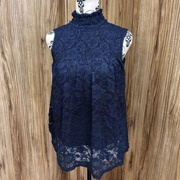 Sötétkék csipkés garbónyakú blúz (S)