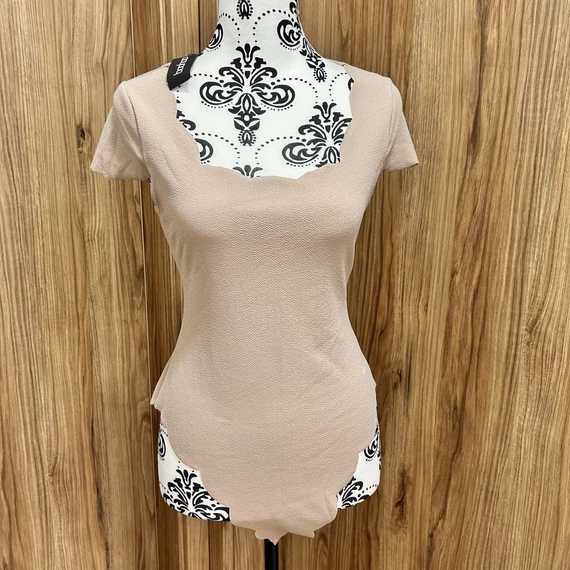 Boohoo bézs rövid ujjú body (XL)